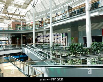 Innenraum der Le Millénaire Mall, dem wirtschaftlichen Zentrum im Pariser Vorort Aubervilliers, Frankreich. Stockfoto