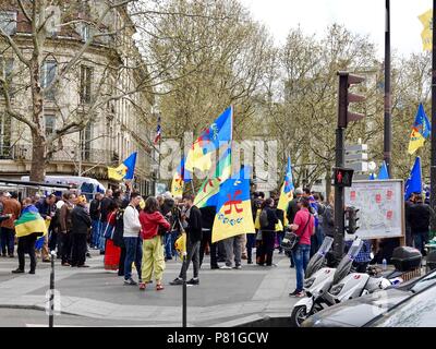 März in der Kabylei, die Unabhängigkeit von Algerien. Masse von Menschen stehen auf dem Platz der Bastille, die Arabisch und Berberisch flags, Paris, Frankreich Stockfoto