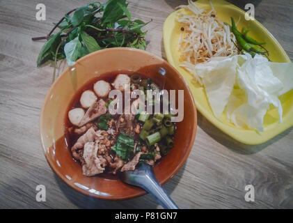 Blick von oben auf Kuay teow Reua oder thailändische Bootsnudeln, authentische regionale Gerichte aus Thailand Stockfoto
