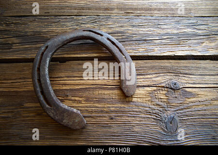 Pferd Hufeisen - ein Symbol für Glück. Nahaufnahme auf alten Boards, rustikalen Stil Stockfoto