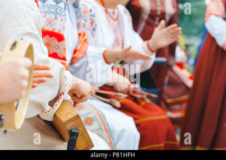 Novokuzneck, Russland - 01.07.2018: Lady in hanbok gekleidet spielt die traditionelle koreanische Musikinstrument haegeum während der chuseok Festival celebrati Stockfoto