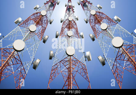 Ansicht von unten Telecommunication Tower unter blauen Himmel Stockfoto