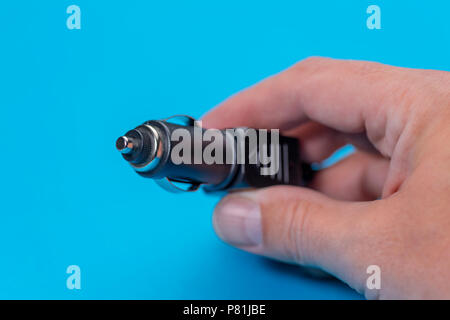 Auto Ladegerät Auto Adapter für Zigarettenanzünder auf blauem Hintergrund Stockfoto
