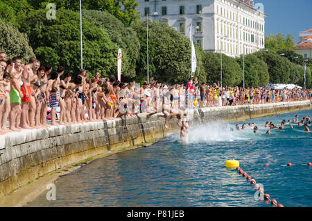 Millenium Jump einen Sprung von mehr als 3.000 Personen aus der zentralen Zadar Waterfront im Meer. Kroatien Stockfoto