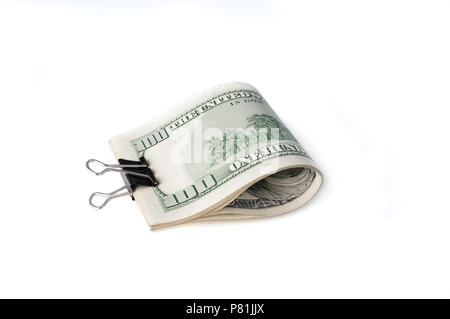 Ein Bündel von Rechnungen von einhundert Dollar, gefaltet und mit einer Büroklammer geklemmt. Auf einem weißen Hintergrund. Isoliert. Stockfoto