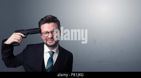 Junge verloren Geschäftsmann Mann seinen Kopf schießen mit Gewehr Stockfoto