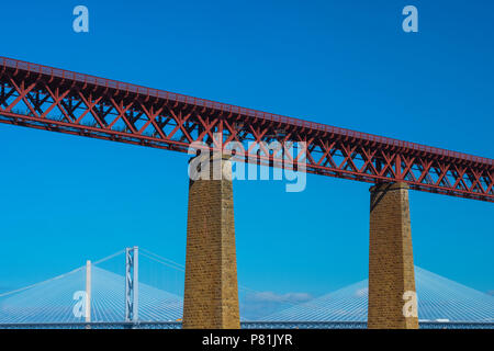 Die vierte (Rail) Brücke über die Forth Road Bridge und Queensferry Kreuzung im Hintergrund, Sommer 2018. Stockfoto