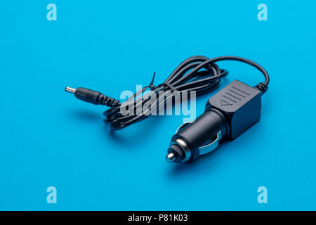Auto Ladegerät Auto Adapter für Zigarettenanzünder isoliert auf blauem Hintergrund Stockfoto