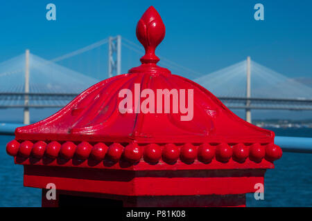 Oben ein roter Pfosten-Box an Queensferry mit die Forth Road Bridge und die queensferry Kreuzung im Hintergrund, Sommer 2018. Stockfoto