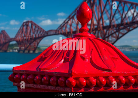 Oben ein roter Pfosten-Box an Queensferry mit der Vierten (Rail) Bridge im Hintergrund, Sommer 2018. Stockfoto