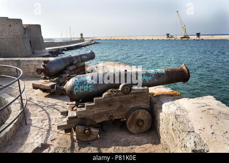 Artillerie Kanonen vor Carlo V Schloss, Monopoli, Italien Stockfoto