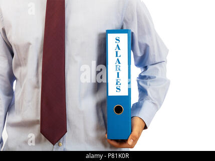 Business Gehälter. Manager Holding eine Mappe Ordner auf weißem Hintergrund, Text Gehälter, Freistellungspfad Stockfoto