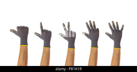 Männliche behandschuhten Hände zählen von Eins bis Fünf, isoliert auf weißem Hintergrund, Freistellungspfad Stockfoto