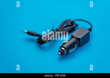 Auto Ladegerät Auto Adapter für Zigarettenanzünder isoliert auf blauem Hintergrund Stockfoto