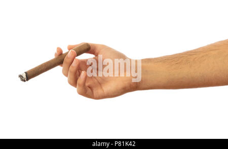 Rauchen. Kubanische Zigarre in einer männlichen Hand auf weißem Hintergrund, Freistellungspfad Stockfoto