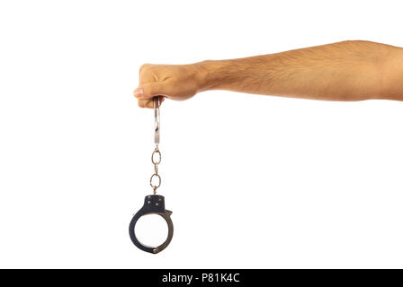 Gesetz fragen. Handschellen in eine männliche Hand auf weißem Hintergrund, Freistellungspfad Stockfoto