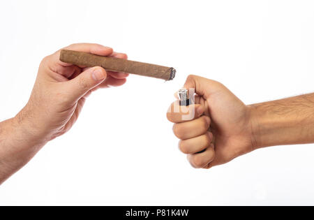 Rauchen. Kubanische Zigarre in einer männlichen Hand und in der anderen Hand leichter auf weißem Hintergrund, Freistellungspfad Stockfoto