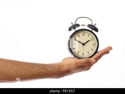 Wecker auf einer männlichen hand Palm auf weißem Hintergrund, Freistellungspfad Stockfoto