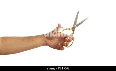 Beauty Salon. Schere in einem männlichen Linken auf weißem Hintergrund, Freistellungspfad Stockfoto