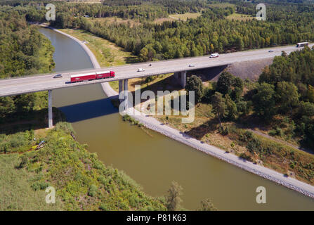 Norsholm, Schweden - Juli 5, 2018: Luftaufnahme der Norholm Brücke (348 m lang, 22 m hoch) mit der Autobahn E4 die Gota canal kreuzen. Stockfoto