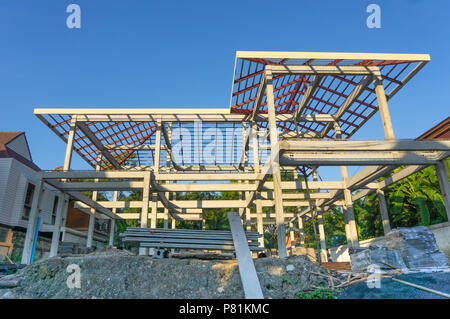 Wohnungsneubau home konkrete Festlegung vor blauem Himmel Stockfoto