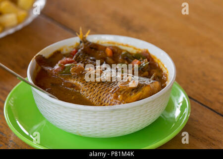 Fisch Eintopf, Tilapia (Ngege) mit Karotten, Tomaten, Zwiebeln, Paprika, Speisen, Essen in Uganda, Afrika Stockfoto