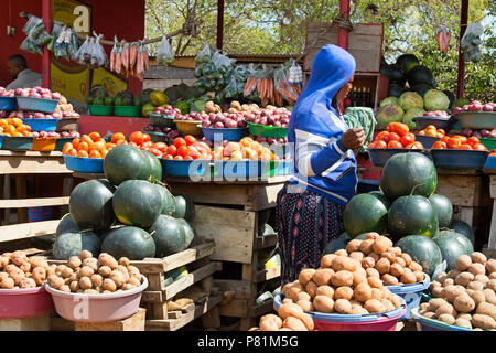 Straßenhändler, Straßenverkäufer, Straßenrand Obst- und Gemüsemarkt, Ankole region, Uganda, Ostafrika Stockfoto