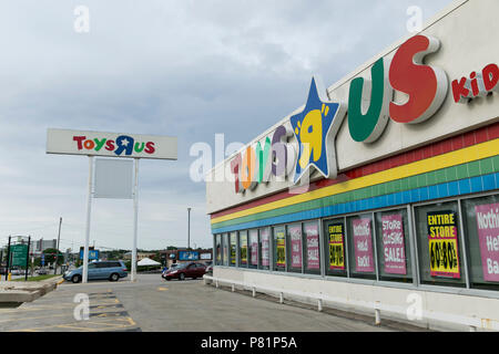 "Zeichen", wie auf einen Toys-R-Us Store in Milwaukee, Wisconsin am 22. Juni 2018. Stockfoto
