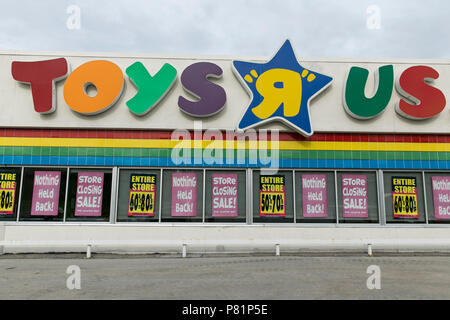 "Zeichen", wie auf einen Toys-R-Us Store in Milwaukee, Wisconsin am 22. Juni 2018. Stockfoto