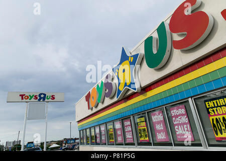 "Zeichen", wie auf einen Toys-R-Us Store in Milwaukee, Wisconsin am 22. Juni 2018. Stockfoto