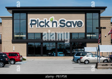 Ein logo Zeichen außerhalb eines Pick'n Speichern retail Grocery Store in Racine, Wisconsin am 23. Juni 2018. Stockfoto