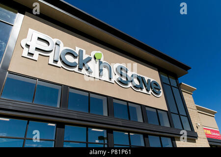 Ein logo Zeichen außerhalb eines Pick'n Speichern retail Grocery Store in Racine, Wisconsin am 23. Juni 2018. Stockfoto