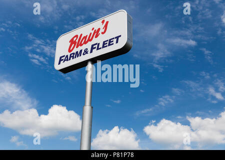 Ein logo Zeichen außerhalb des Blain Hof & Flotte Einzelhandelsgeschäft in Janesville, Wisconsin, am 23. Juni 2018. Stockfoto