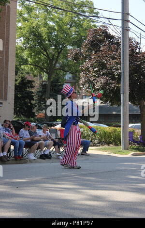 Jongleur gekleidet in ein Rot Weiß und Blau Uncle Sam Outfit und unterhalten das Publikum am 4. Juli Parade in Des Plaines, Illinois. Stockfoto