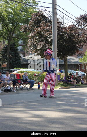 Jongleur gekleidet in ein Rot Weiß und Blau Uncle Sam Outfit und unterhalten das Publikum am 4. Juli Parade in Des Plaines, Illinois. Stockfoto