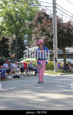 Jongleur gekleidet in ein Rot Weiß und Blau Uncle Sam Outfit und unterhalten das Publikum am 4. Juli Parade in Des Plaines, Illinois. Stockfoto