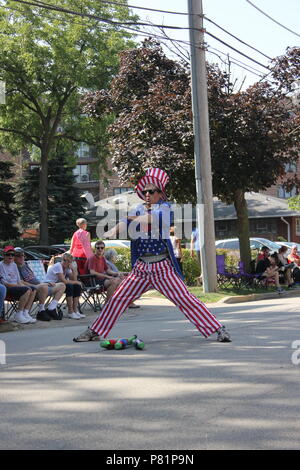 Jongleur gekleidet in ein Rot Weiß und Blau Uncle Sam Outfit und unterhalten das Publikum am 4. Juli Parade in Des Plaines, Illinois. Stockfoto