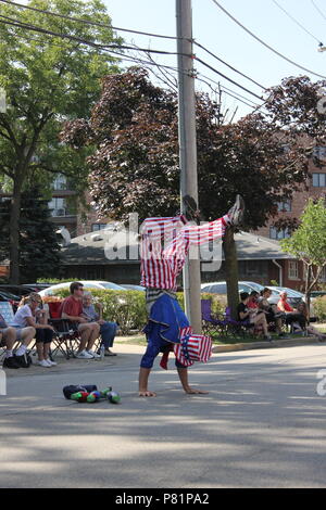 Jongleur gekleidet in ein Rot Weiß und Blau Uncle Sam Outfit und unterhalten das Publikum am 4. Juli Parade in Des Plaines, Illinois. Stockfoto