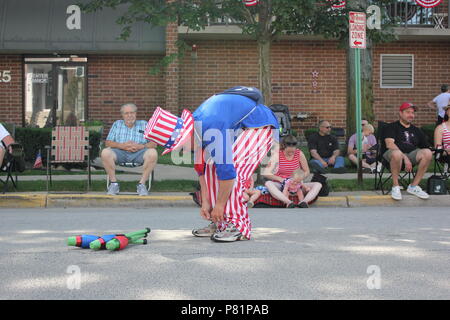 Jongleur gekleidet in ein Rot Weiß und Blau Uncle Sam Outfit und unterhalten das Publikum am 4. Juli Parade in Des Plaines, Illinois. Stockfoto