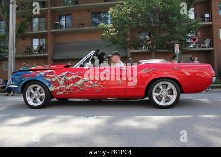 Rot, Weiß und Blau Ford Mustang Cabrio mit einem Custom Paint Job im Viertel der Juli Parade in Des Plaines, Illinois paradieren. Stockfoto