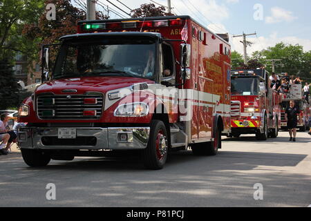 Des Plaines Feuerwehr paradieren im Viertel der Juli Parade in Des Plaines, Illinois. Stockfoto