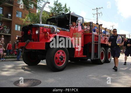 Des Plaines Feuerwehr paradieren im Viertel der Juli Parade in Des Plaines, Illinois. Stockfoto