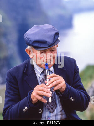 Lokaler Mann Irischen spielen Pfeifen (feadóg stáin), County Cork, Republik von Irland Stockfoto