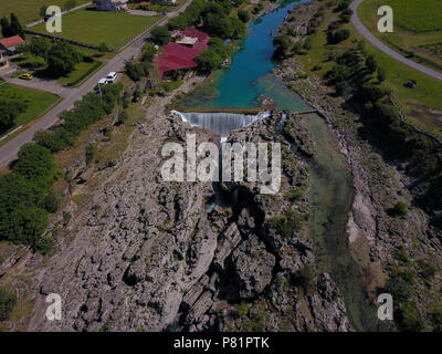 Die Cijevna Fluss, fließt durch Albanien und Montenegro für einige 64,7 Kilometer vor der Zusammenführung mit der morača. Stockfoto