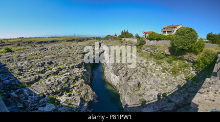 Die Cijevna Fluss, fließt durch Albanien und Montenegro für einige 64,7 Kilometer vor der Zusammenführung mit der morača. Stockfoto