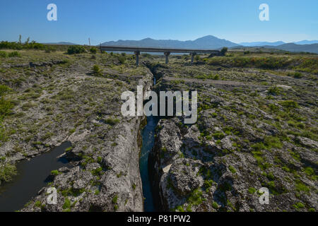 Die Cijevna Fluss, fließt durch Albanien und Montenegro für einige 64,7 Kilometer vor der Zusammenführung mit der morača. Stockfoto