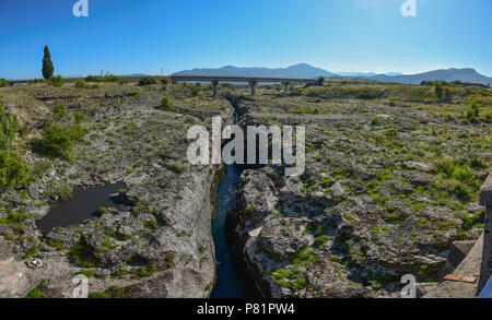 Die Cijevna Fluss, fließt durch Albanien und Montenegro für einige 64,7 Kilometer vor der Zusammenführung mit der morača. Stockfoto