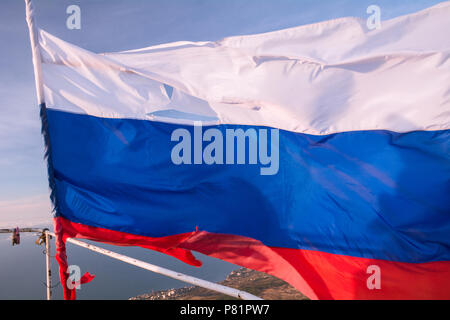 Flagge der Russischen Föderation in der Krim auf dem Berg Ai-Petri. Stockfoto