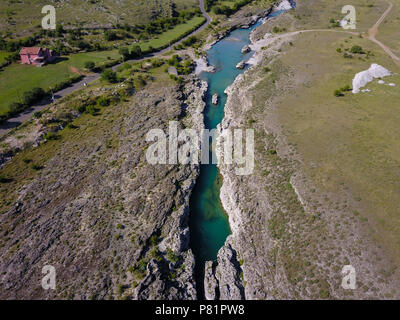 Die Cijevna Fluss, fließt durch Albanien und Montenegro für einige 64,7 Kilometer vor der Zusammenführung mit der morača. Stockfoto