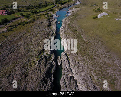 Die Cijevna Fluss, fließt durch Albanien und Montenegro für einige 64,7 Kilometer vor der Zusammenführung mit der morača. Stockfoto